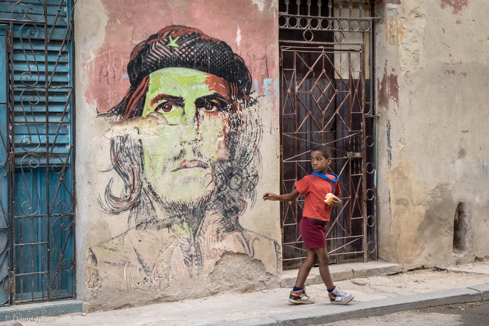 11_Cuba, Havana, Kid passing Che-5702APF1860px