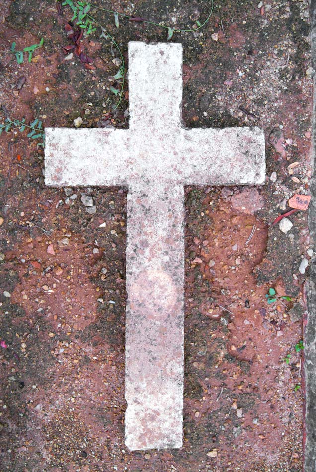 Portugal,_Cross_grave_Bone_fragments-63.jpg