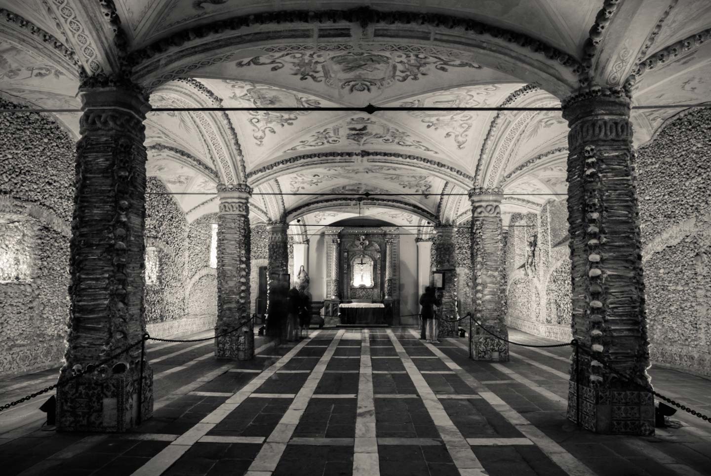 Portugal,_Hall_of_bones_ossuary-1139.jpg