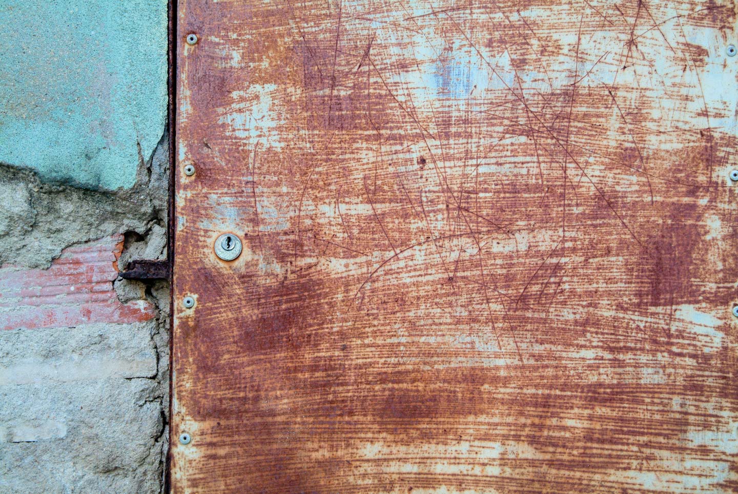 Portugal,_Scratched_Rusty_Door-82.jpg
